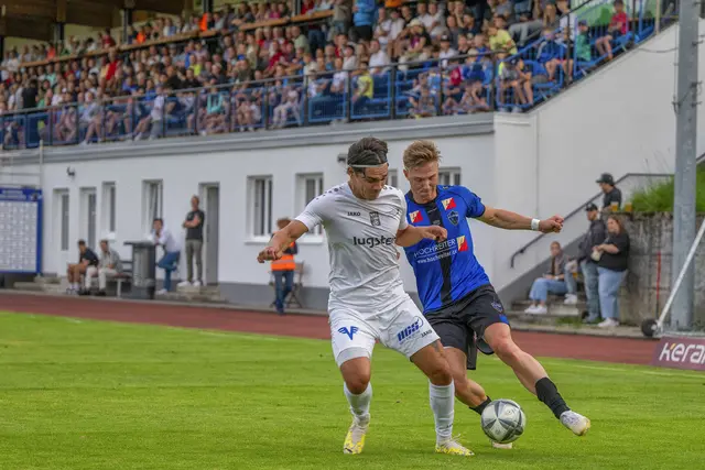 So wie hier in einer Meisterschaftspartie treffen die Leonfeldner - im Bild Mario Kaiser (blaue Dress) - im Finale des Admiral OÖ. Landescups am 4. Juni in der eigenen Vortuna-Arena auf die Kicker der SPG Friedburg-Pöndorf. 
 | Foto: Martin Gaisbauer