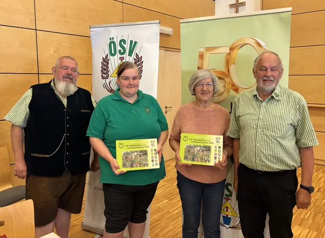 Die schönsten Bilder anlässlich des Fotowettbewerbes während der Landesgartenschau wurden prämiert: Von links: Siedlervereinsbezirkschef Sepp Kager, Christina Swoboda Kager, Anna Bogner und Fotowettbewerb Organisator und Manager Leopold Ranzmaier. | Foto: Franz Gruber