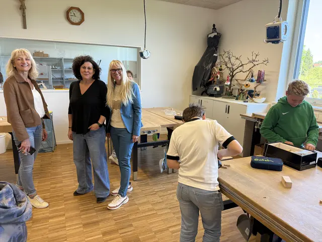 Vlnr. Astrid Schmid, Schuleitung, Susanna Kungel Ku, We und Christina Gattermaier-Humer, Obfrau der Clean4tler OÖ