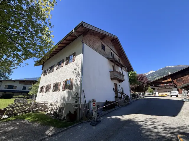 Im Erdgeschoss dieses Hauses wohnt die besagte Mieterin. Ausziehen will sie nicht.  | Foto: Haun