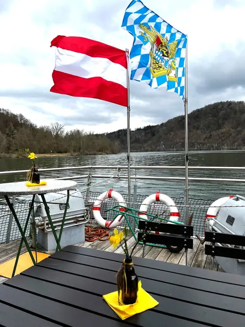 Die beiden Flaggen, Bayern und Österreich verbinden die Tourismusregionen am wildrauschenden Inn schon seit Jahrzehnten. | Foto: Schaurecker, Gruber