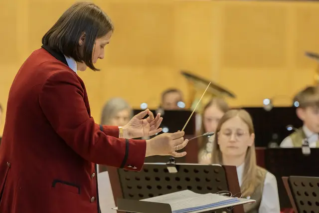 Kapellmeisterin Sonja Böhm fokussiert und konzentriert. | Foto: Musikverein Schweiggers