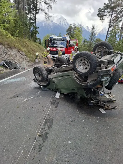 Beim Unfall erlitt der 19-jährige Lenker eine schwere Verletzung im Halsbereich. Auch der 16-jährige Beifahrer wurde unbestimmten Grades verletzt. | Foto: FF Telfs