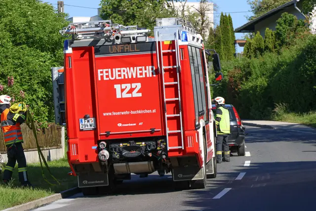 Ein missglücktes Überholmanöver führte zu einem Frontalzusammenstoß zweier Pkw sowie verletzten Insassen in Buchkirchen. | Foto: laumat.at