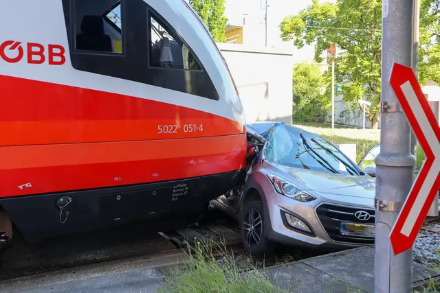 Montagmorgen kracht ein Zug mit einem PKW zusammen. Die Lenkerin konnte sich selbstständig befreien.  | Foto: Berufsfeuerwehr Linz