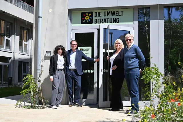 Die Umweltberatung hat ihren Standort im neuen Stadtteil „Neues Landgut" eröffnet. Klimastadtrat Jürgen Czernohorszky (SPÖ) und Leiterin der Umweltberatung, Elisabeth Tangl (2.v.r.) besuchten das neue Gebäude.  | Foto: Matthias Pandrea/Mein Bezirk