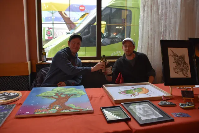 Ein Prosit der Gemütlichkeit: Michael Pokorny und Jakob Riesenhuber präsentierten ihre Kunstwerke beim Gassl-Festival in Purgstall an der Erlauf.