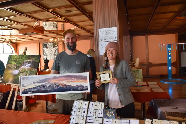 Fotokünstler Gerald Heigl aus Purgstall und Messing-Handwerkerin Elisabeth Wurzenberger aus Randegg präsentierten beim Gassl-Festival des Bunker-Kollektivs ihre Werke.