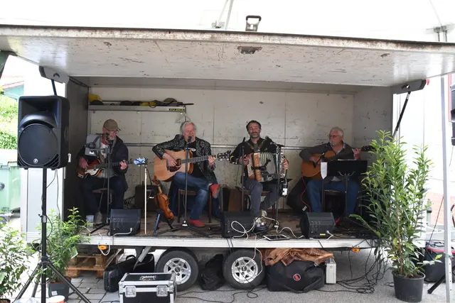 Die original Reinsberger mit Spitzbua Andi spielten beim Gassl-Festival des Bunker-Kollektivs in Purgstall an der Erlauf groß auf.