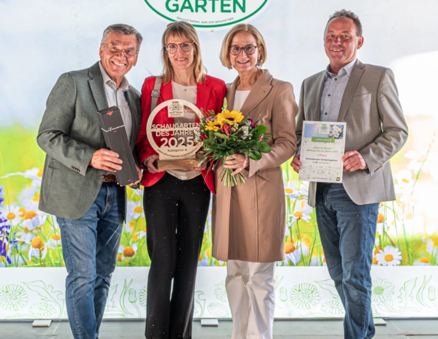 Erlebnisgärtner Reinhard Kittenberger, gärtnerische Leiterin Patricia Pachzelt, Landeshauptfrau Johanna Mikl-Leitner und Schaugartenleiter Johannes Kubelka-Englisch (v.l.n.r) freuen sich über die erneute Auszeichnung.  | Foto: Natur im Garten