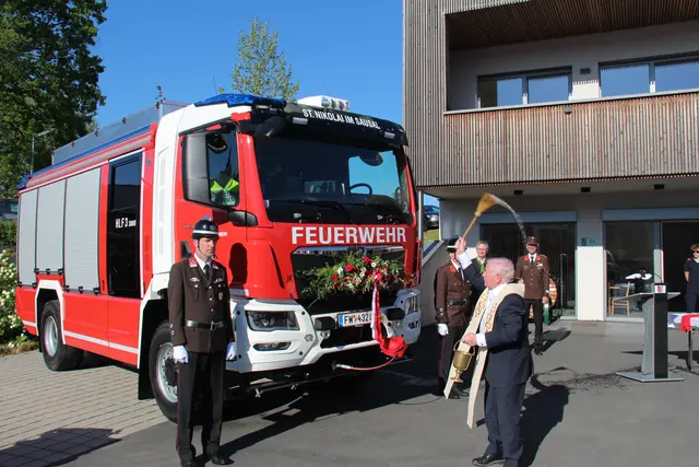 in Festtag für die Feuerwehr und die Bevölkerung: Unter blauem Himmel wurde in St. Nikolai im Sausal das neue, hochmoderne HLF 3/3000 feierlich gesegnet und in den Dienst gestellt. | Foto: FF