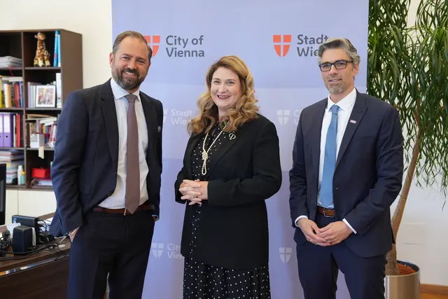 Vizebürgermeisterin und Finanzstadträtin Barbara Novak (SPÖ) gab mit Neos-Finanzsprecher Michael Ornig (l., Neos) und Wiens Finanzdirektor Christoph Maschek einen Einblick in das Zahlenwerk. | Foto: Sade Jerabek/MeinBezirk