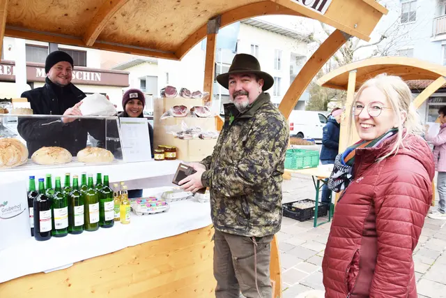 Regionale Schmankerl vom Direktvermarkter: Das gibt es beim Genussmarkt am Raiffeisenplatz in Gunskirchen. | Foto: Gemeinde Gunskirchen