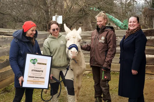 Karin Winkler (r.) bei einer Tierpatenschaft-Verleihung in der Tierwelt Herberstein.  | Foto: Styriarte/Kaßler