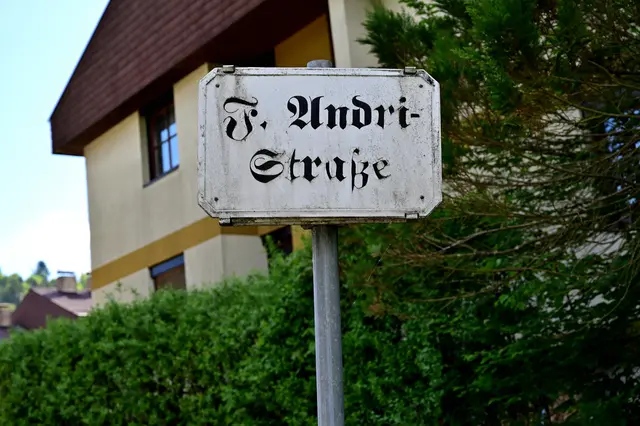 Straßenschild „F. Andri-Straße“: Seit 1988 gibt des die "Ferdinand-Andri-Straße" in der Weitmannsiedlung im Waidhofner Stadtteil Zell-Arzberg. | Foto: Hans-Peter Kriener
