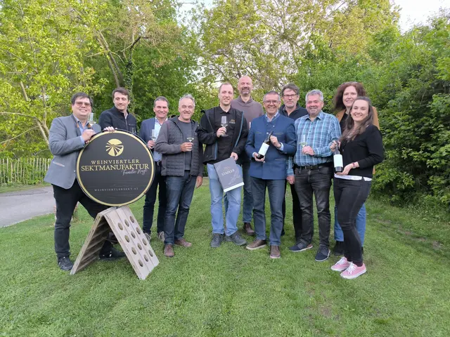 Die Teilnehmer der diesjährigen Regionswein-Verkostung: Roman Bayer, Stephan Gartner, Matthias Hartmann, Elke Hubeny, Daniel Hugl, Josef Kerbl, Michael Peitl, Franz Popp, Esther Riepl, Manfred Schulz und Johannes Stadler. | Foto: Elke Hubeny