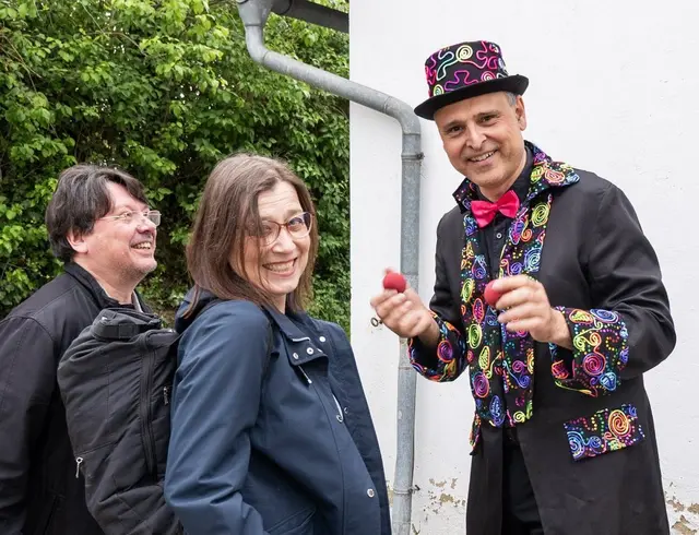 Bei den Tricks von Thomas Winkler staunten auch die Erwachsenen.  | Foto: Walter Bergmann
