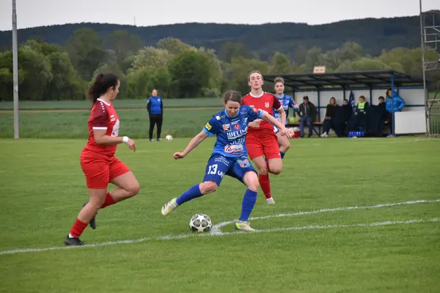 Isabella "Isi" Gold zieht ab, ihren Schuss konnte Jessica Schwacha noch parieren, den Abpraller netzte dann aber Leonie Pinter zum Ausgleich ein. | Foto: MeinBezirk/Michael Strini