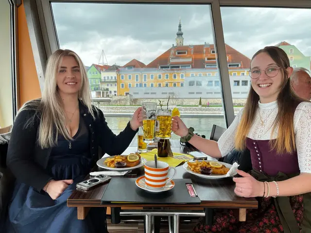 Die Enkelin des Kapitäns, Lea Schaurecker (r.), stieß auf eine gelungene Eröffnungsschifffahrt an. | Foto: Schaurecker, Gruber