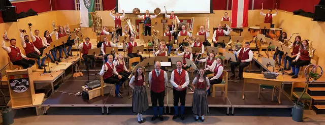 Musikobmann Thomas Schuchnigg und Kapellmeister Jürgen Hansmann mit dem Musikverein.