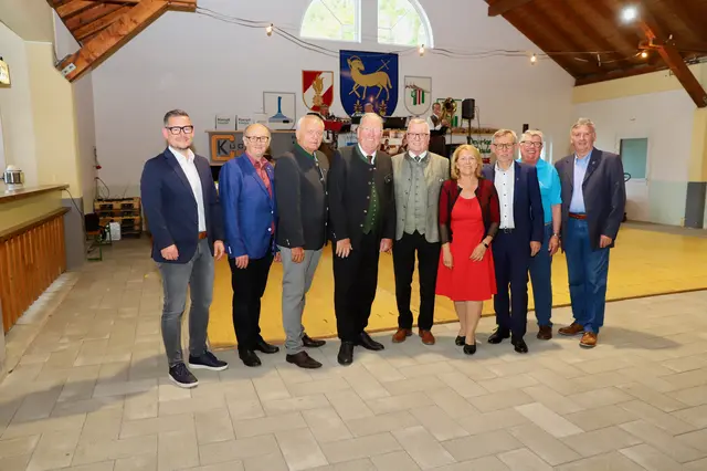 Ehrenregionalbezirksobmann Florian Kohlhauser und Festobmann Johann Dolezal im Kreis der Ehrengäste. | Foto: Gemeinde St. Johann