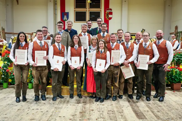 Geehrte und Ausgezeichnete mit ihren ersten Gratulanten beim Frühlingskonzert des Musikvereins Thomatal, am 9. Mai 2026. | Foto: Magdalena Gautsch