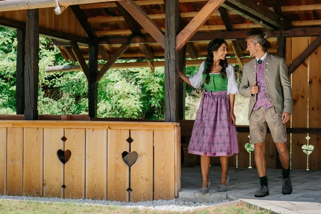 Auf das Siegerpaar wartet als Hauptpreis eine neue Trachteneinkleidung, wie hier am Foto aus der neuen Königsee-Kollektion.  | Foto: Alpe Adria Manufaktur Strohmaier
