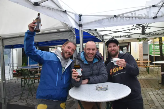 Mathias Helm, Gerald Kern und Thomas Hesselberger in Partylaune amüsierten sich prächtig beim fünften Gassl-Fest in Purgstall an der Erlauf.