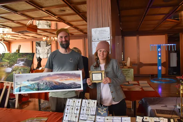 Fotokünstler Gerald Heigl aus Purgstall und Messing-Handwerkerin Elisabeth Wurzenberger aus Randegg präsentierten beim Gassl-Festival des Bunker-Kollektivs ihre Werke.