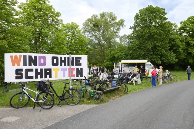 Trotz wechselhafter Wetterbedingungen radelte eine große Gruppe gemeinsam mit Künstler Siggi Hofer entlang des Donauradwegs von Klosterneuburg nach Tulln. | Foto: KOERNOE