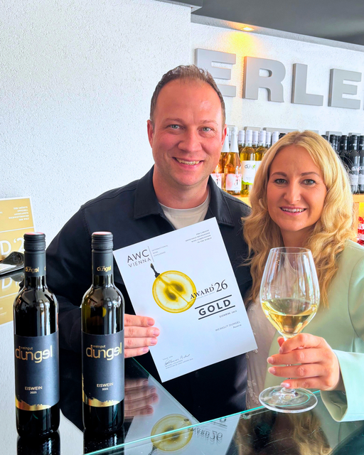 Eiswein vom Weingut Dungel: Reinhard und Corinna Dungel freuen sich. | Foto: Weingut Dungel.