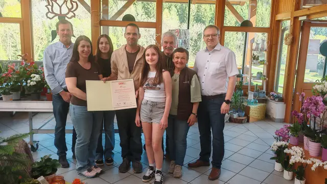 Bürgermeister Josef Zottl, Christine Dornhackl, Jasmin Dornhackl, Christian Dornhackl, Laura Dornhackl, Alois Dornhackl, Christine Dornhackl, Vizebürgermeister Franz Schrammel (v.l.). | Foto: zVg