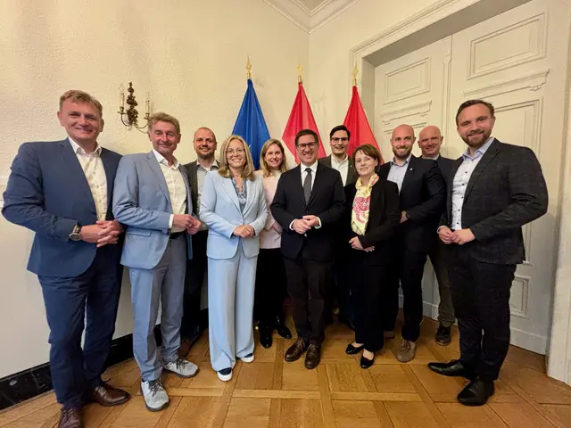 Die österreichische Botschafterin in Luxemburg Karin Proidl (4.v.r.) empfing die Welser Delegation. | Foto: MeinBezirk