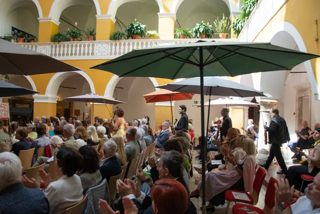 Musik, die verbindet: Vor der malerischen Kulisse des Schlosses Gleinstätten verzauberte das Girardi Quartett das Publikum und sorgte für unvergessliche Momente. | Foto: Leni Koinegg