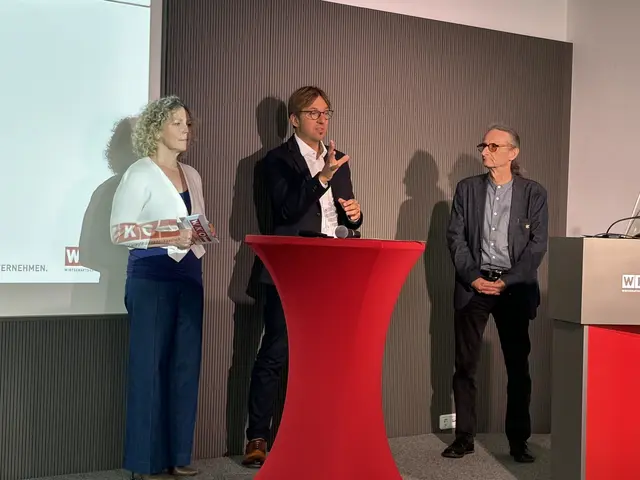 Eveline Doll,  Claus Jungkunz vom Betriebsservice Oberösterreich und Assista-Geschäftsführer Markus Lasinger. | Foto: Meinbezirk Ried/Wiesbauer