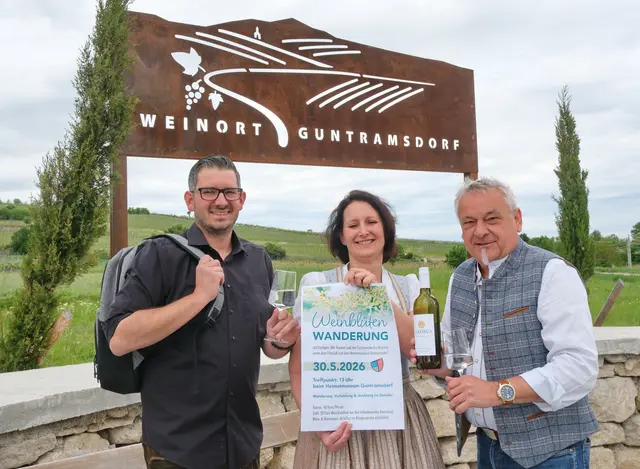 Natur und Wein vor der Haustür in Guntramsdorf – Weinbauvereinsobmann Reinhard Gausterer, Winzerin Nicole Gausterer und Vizebürgermeister Nikolaus Brenner laden bei der Weinblütenwanderung zum Genuss in den Weinbergen ein.  | Foto: Claudia Reisinger