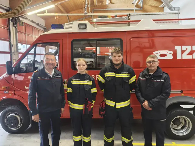 Lena und Jonathan (Mitte) von der Feuerwehr Mistelbach konnten ihr Fachwissen bei der Truppführerprüfung in Sattledt unter Beweis stellen. | Foto: FFW Mistelbach