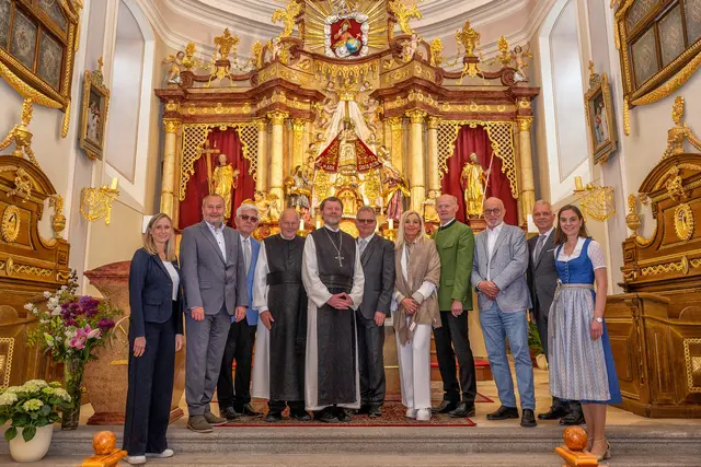 Von links: Iris Mörixbauer (SMW), Bgm. Thomas Wolfesberger, Norbert Frühmann, Pfarrer Michael Wolfmair, Abt Reinhold Dessl (Stift Wilhering), Wolfgang und Petra Hochreiter (Hochreiter-Gruppe), Franz Gasselsberger (Oberbank), Bernhard Kittel (Happy Foto), Gerhard Stumptner (RRBL) und Moderatorin Teresa Kaltenberger.  | Foto: Martin Gaisbauer