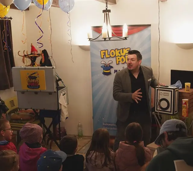 Florian Graf verstand es wieder blendend, die Kinder in seinen Bann zu ziehen. 
 | Foto: Georg Hörmann