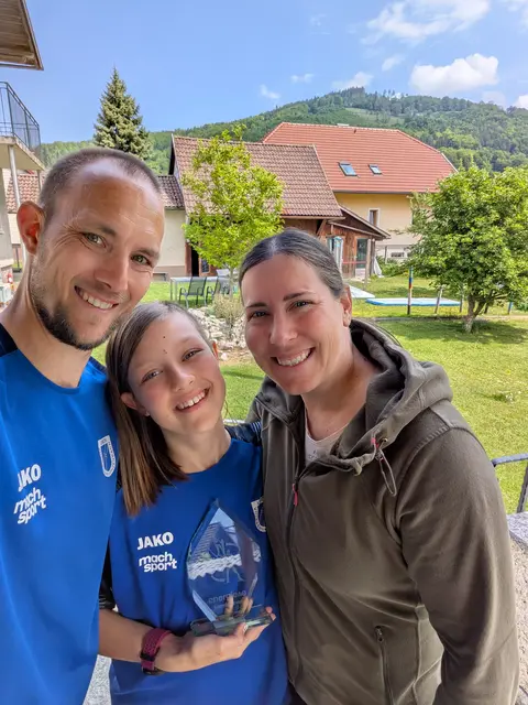 Viktoria van der Heijden mit ihren ELtern Kevin und Susanne. | Foto: Van der Heijden