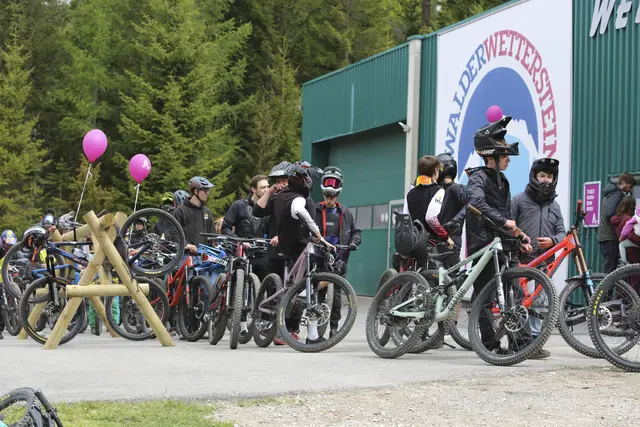 Zahlreiche Bike-Enthusiasten fanden sich am vergangenen Sonntag bei der offiziellen Eröffnung des Zugspitzparks in Ehrwald ein, um die Bike-Trails, den Rutschenpark und den Bogenparcours genauer unter die Lupe zu nehmen.  | Foto: Ehrwalder Wettersteinbahnen