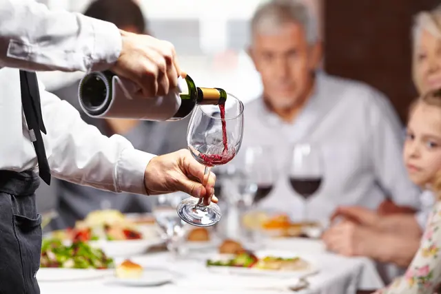 Saisonkräfte für Gastronomie und Co. sind am Wörthersee sehr gefragt. | Foto: stock.adobe.com/Robert Kneschke