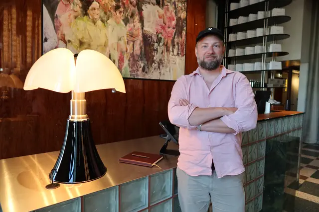 Christian Lainer führte MeinBezirk durch das Hotel, das auch über ein eigenes Restaurant verfügt.  | Foto: Patricia Hillinger/MeinBezirk