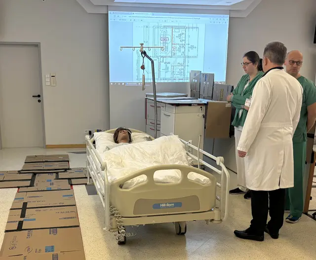 Bei der Simulation im Jahr 2024 wurden Räumlichkeiten und Geräte des geplanten CT- Untersuchungsbereichs mit einfachen Mitteln in  Originalgröße nachgebildet und Abläufe getestet. Die Ergebnisse wurden in der weiteren baulichen Planung berücksichtig.