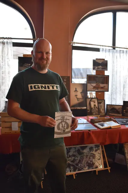 Künstler Andreas Musil aus Gaming präsentiert seine Werke beim Gassl-Festival in Purgstall und bewirbt seine nächste Ausstellung, die von 17. bis 19. Juli in der Färberei in Wieselburg stattfindet.