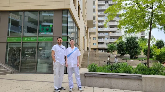 Lehrgangsleiter Nenad Kostić und Stellverterin Barbara Schawarz vor dem direkt benachbarten Berufspädagogischen Institut der ÖJAB, mit dem die Pflegeschule zusammenarbeiten wird.  | Foto: ÖJAB