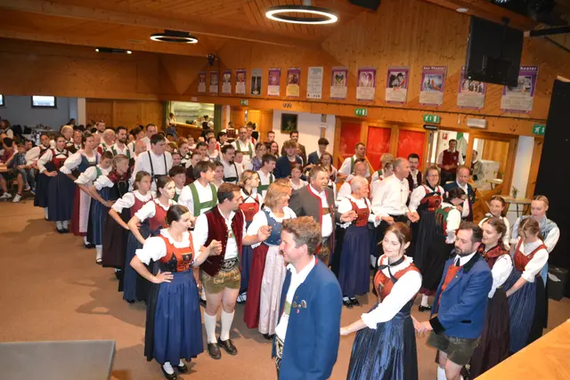 Jung und Alt kamen im Trisannasaal in See zusammen, um Volkstänze zum Besten zu geben. | Foto: Trachtenverband Oberland mit Außerfern