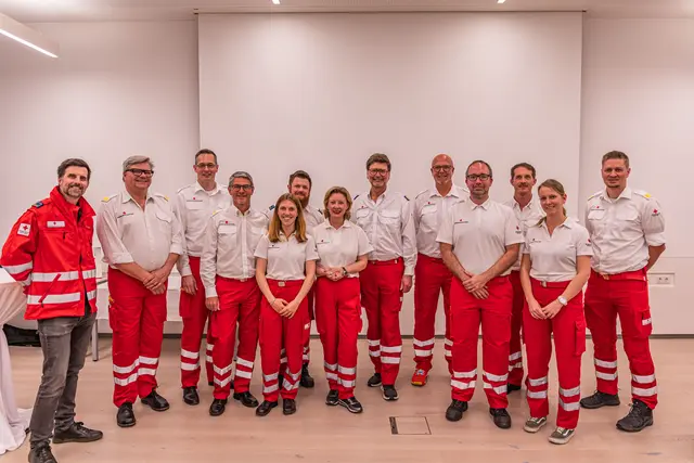 Stephan Mitterhauser, Heinz Petrovitsch, Thomas Memersheimer, Gerald Keplinger, Laura Höller, Raphael Erlach, Bezirksstellenleiterin Michaela Schwinghammer-Hausleithner, RK-Präsident Gottfried Hirz, Thomas Knoll, Christoph Konzel, Jürgen Spitzenberger, Melanie Krenmayr, RK-Bezirksgeschäftsleiter und Bezirksrettungskommandant Philipp Wiatschka.  | Foto: RK Eferding/Eder