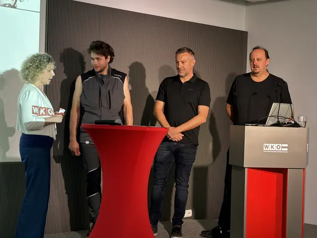 Moderatorin Eveline Doll mit Patrick Hauer von Team 7, seinem Chef Christian Grabinski und Mario Andessner (Lebenshilfe). | Foto: Meinbezirk Ried/Wiesbauer