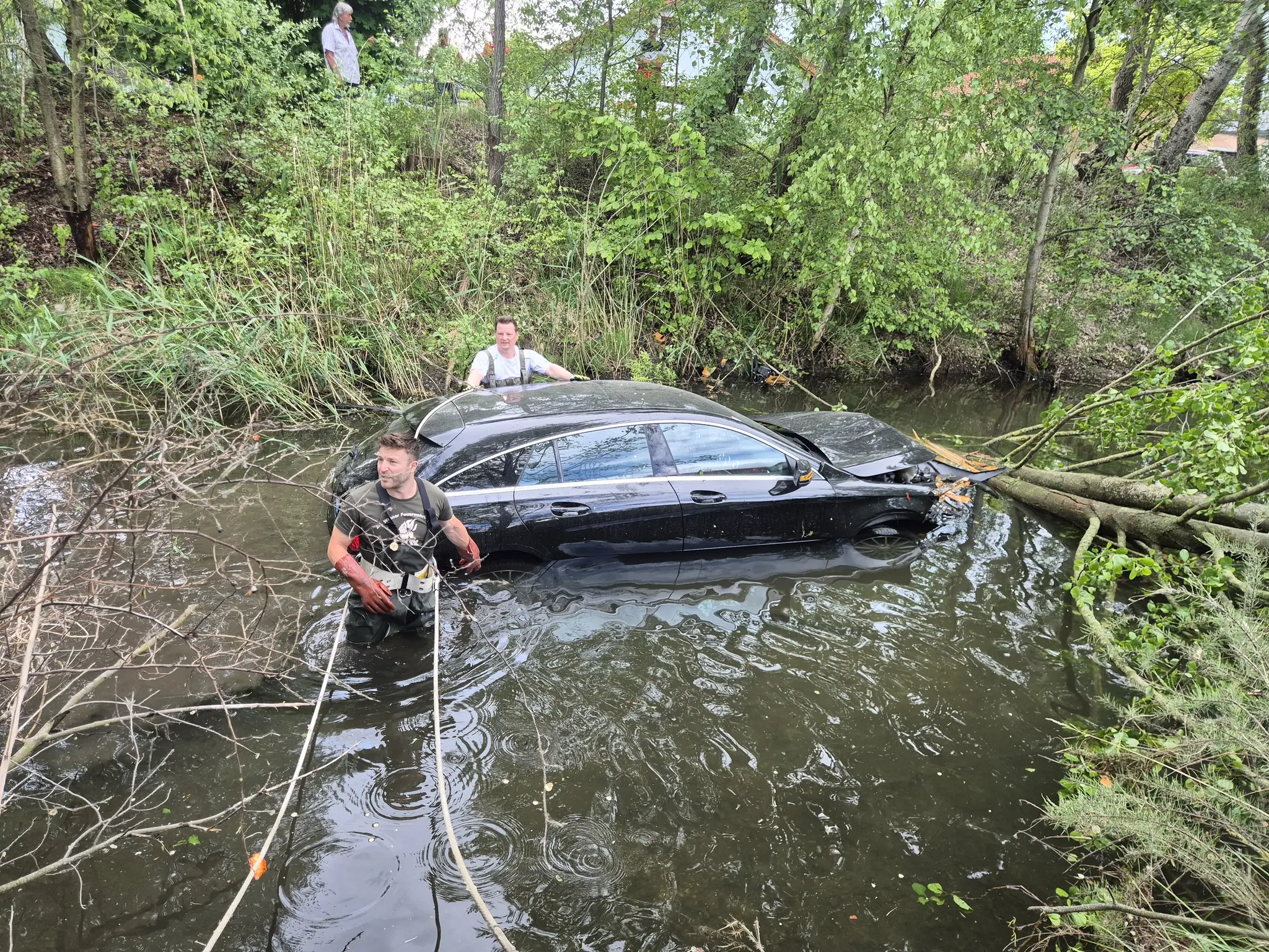 Serious traffic accident in Lassee: Vehicle landed in the Stempfelbach ...